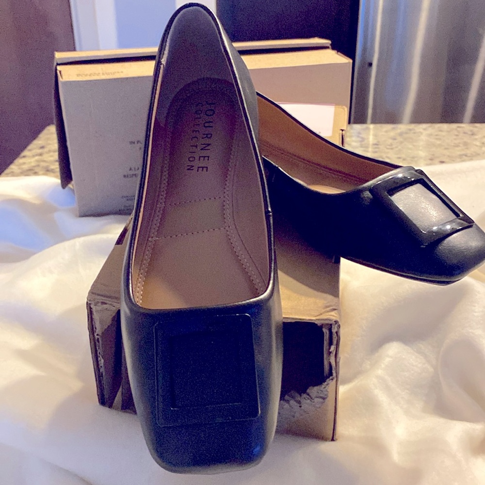 Women brand new flat shoes very comfortable